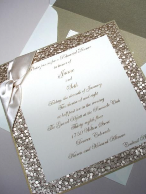 Desain undangan dengan sentuhan kristal berkilauan